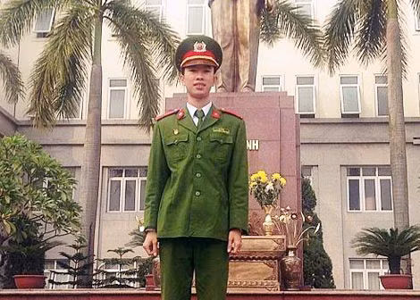 Học viên Lê Hùng trước tượng đài Bác Hồ.