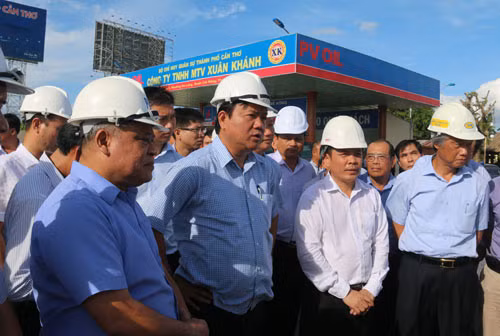 Bộ trưởng Bộ GTVT Đinh La Thăng nghe Ban QLDA1 báo cáo tiến độ thực hiện dự án. Bộ trưởng Bộ GTVT Đinh La Thăng nghe Ban QLDA1 báo cáo tiến độ thực hiện dự án.