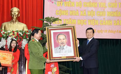 Chủ tịch nước Trương Tấn Sang tặng Học viện CSND chân dung Chủ tịch Hồ Chí Minh. Chủ tịch nước Trương Tấn Sang tặng Học viện CSND chân dung Chủ tịch Hồ Chí Minh.