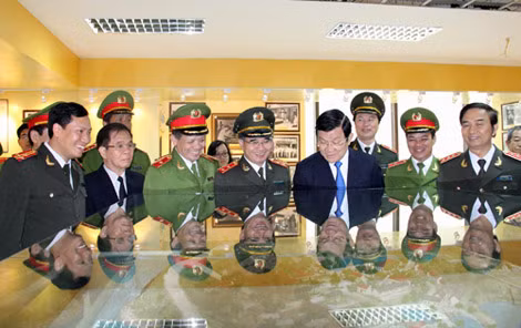 Chủ tịch nước Trương Tấn Sang và các đại biểu thăm bảo tàng Học viện CSND. Chủ tịch nước Trương Tấn Sang và các đại biểu thăm bảo tàng Học viện CSND.