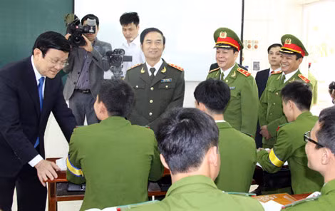 Chủ tịch nước Trương Tấn Sang và các đại biểu thăm hỏi, động viên học viên Học viện CSND. Chủ tịch nước Trương Tấn Sang và các đại biểu thăm hỏi, động viên học viên Học viện CSND.