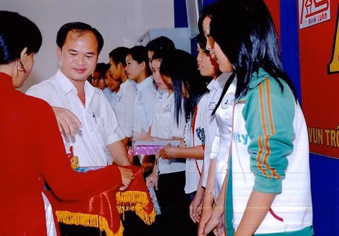Doanh nhân Nguyễn Như Tuyển trao các suất quà và học bổng cho trẻ em nghèo hiếu học trên địa bàn Huyện Củ Chi