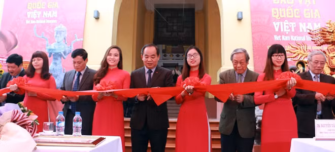 Các đại biểu cắt băng khai mạc Triển lãm