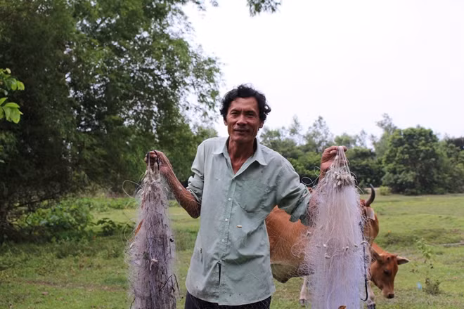 Ông Đặng Hữu Á vẫn trở về làng Vân hàng ngày để chăn bò, bắt cá