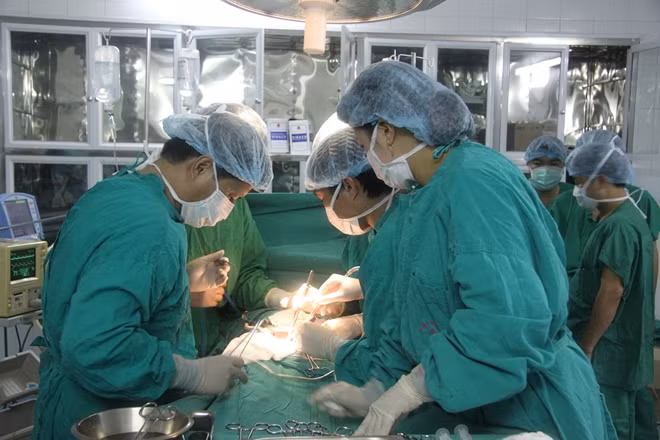 GS Lê Trung Hải (bìa trái) và các đồng nghiệp thực hiện một ca ghép thận.