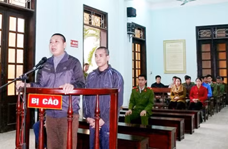 Bị cáo Long, Thành tại phiên tòa. Bị cáo Long, Thành tại phiên tòa.