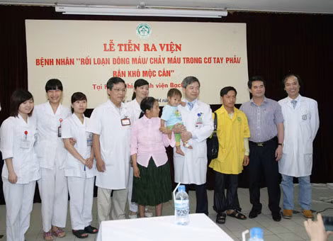 Các thầy thuốc và gia đình bé Vừ Mí Chá tại lễ ra viện.