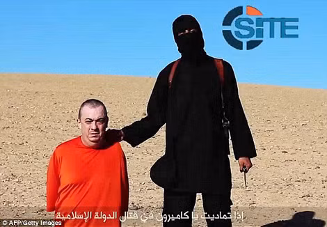 Jihadi John thường xuyên xuất hiện trong các đoạn băng video quay cảnh hành quyết con tin phương Tây (Ảnh: Daily Mail). Jihadi John thường xuyên xuất hiện trong các đoạn băng video quay cảnh hành quyết con tin phương Tây (Ảnh: Daily Mail).