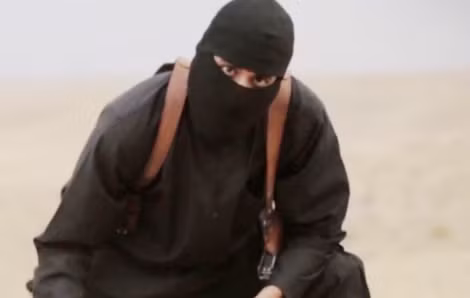 Jihadi John luôn xuất hiện trong trang phục màu đen, đeo mạng che mặt (Ảnh: Telegrapha). Jihadi John luôn xuất hiện trong trang phục màu đen, đeo mạng che mặt (Ảnh: Telegrapha).