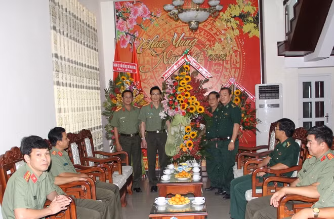 Đại tá Nguyễn Tri Phương tặng lẵng hoa chúc mừng ngày truyền thống Bộ đội Biên phòng