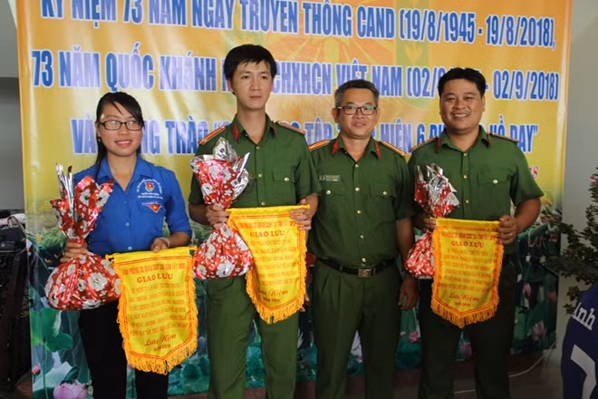 Thượng tá Trần Quang Nam, Phó chánh Văn Phòng cơ quan CSĐT tặng cờ lưu niệm và quà cho các đội