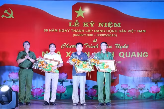 Các Đảng viên nhận Huy hiệu 30 năm tuổi Đảng