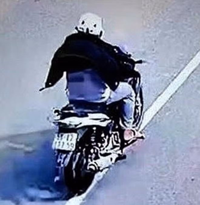 Đối tượng chạy xe máy rời khỏi hiện trường (ảnh trích xuất từ camera an ninh)