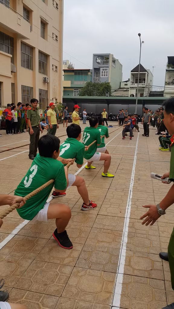 Các đội tranh tài sôi nổi Các đội tranh tài sôi nổi