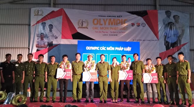 Các đại biểu chụp ảnh lưu niệm cùng các thí sinh đoạt giải