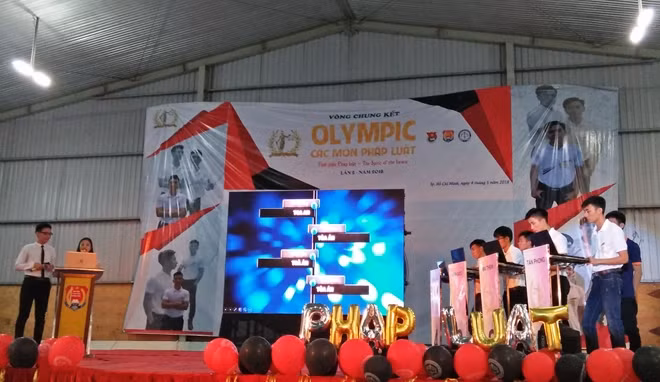 Các thí sinh tranh tài sôi nổi