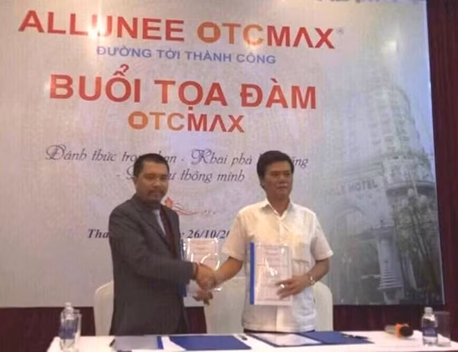 Đối tượng Tiến (trái) tại buổi tọa đàm kêu gọi nhà đầu tư