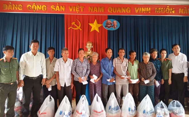 Lãnh đạo UBND huyện Bến Cầu tặng quà bà con nghèo
