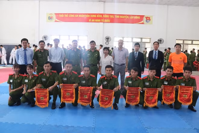 Các vận động viên tranh tài sôi nổi tại Hội thao chào mừng ngày 20-11