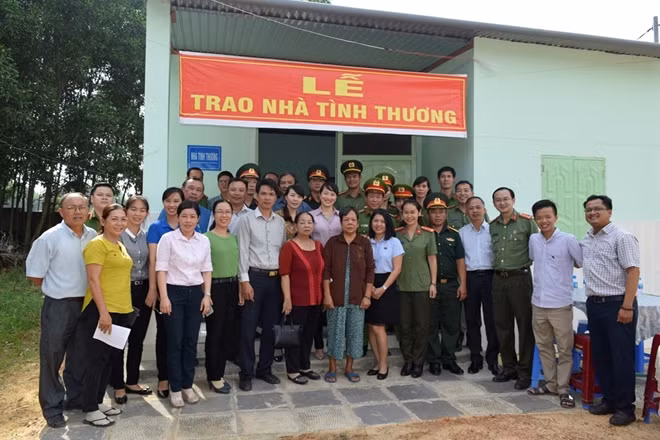 Các đại biểu chụp ảnh lưu niệm cùng gia đình bà Gái