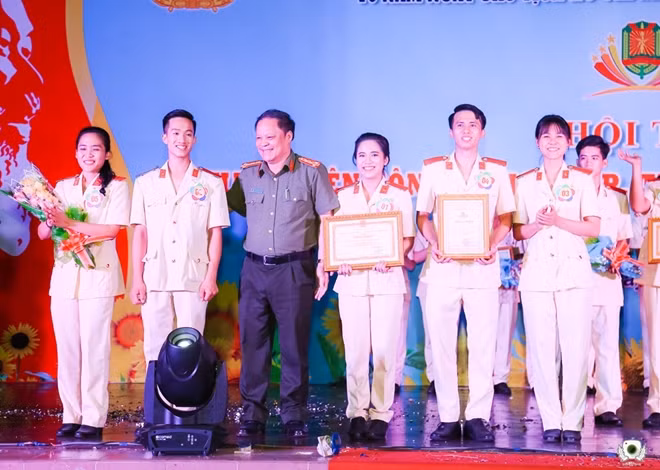Ban tổ chức trao giải cho các đội