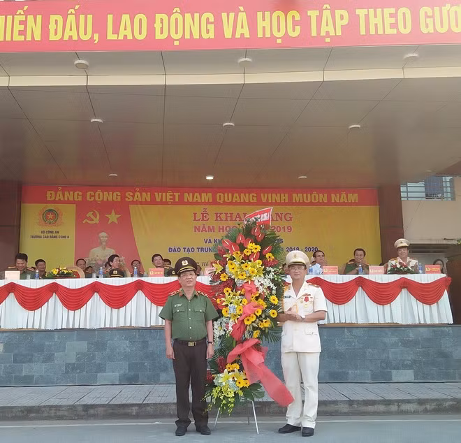 Thứ trưởng Nguyễn Văn Sơn tặng hoa chúc mừng nhà trường và đánh trống khai giảng năm học mới
