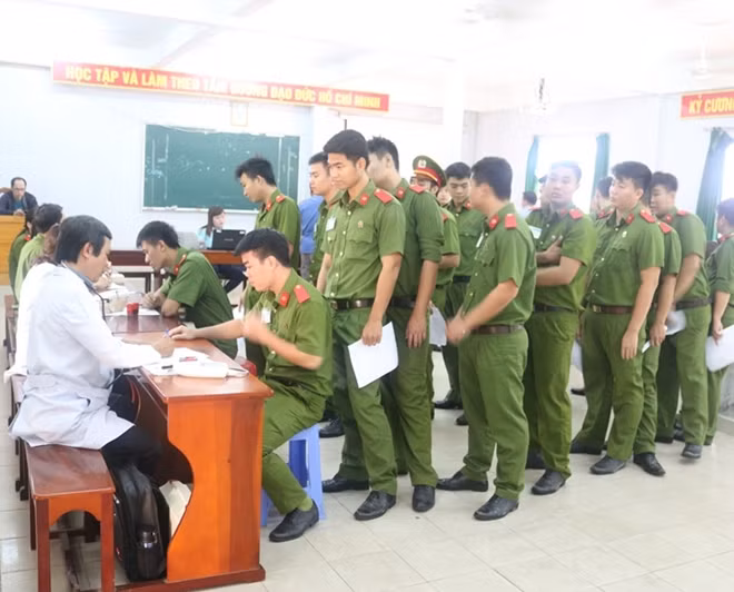 Cán bộ, giáo viên và học viên xếp hàng chờ đến lượt hiến máu.