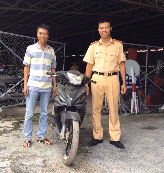 Công an trao trả xe cho nạn nhân