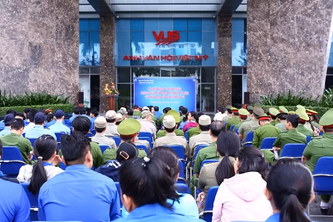 Công an tỉnh Bình Dương tiếp tục tuyên truyền người dân cảnh giác tội phạm đập kính ô tô trộm tài sản