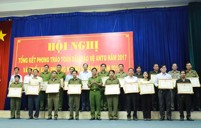 Đại tá Võ Văn Phúc trao tặng Bằng khen cho các tập thể, cá nhân