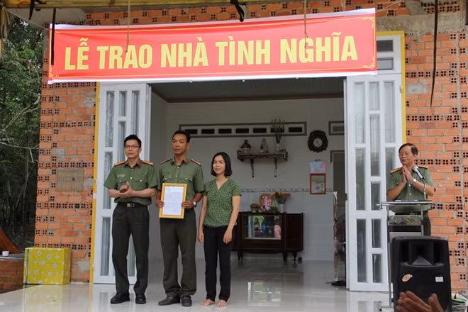 Đại tá Nguyễn Tri Phương trao tặng nhà cho đồng chí Huy