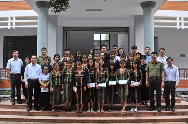Đại diện Báo CAND cùng lãnh đạo Sở Giáo dục - Đào tạo và Trường THPT Dân tộc nội trú tỉnh Bình Phước chụp ảnh lưu niệm cùng các học sinh Trường Dân tộc nội trú tỉnh Bình Phước