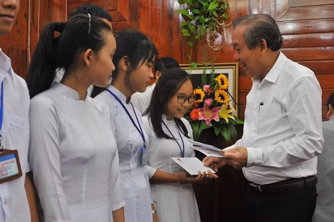 Phó Thủ tướng Thường trực Chính phủ Trương Hòa Bình tận tình thăm hỏi, tặng quà cho các học sinh nghèo hiếu học