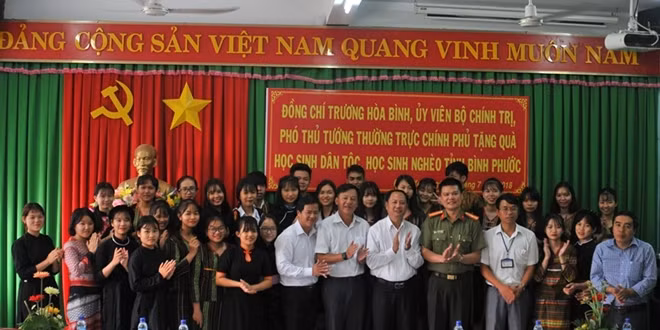 Đại diện Báo CAND cùng lãnh đạo Sở Giáo dục - Đào tạo và Trường THPT Dân tộc nội trú tỉnh Bình Phước tặng quà cho các học sinh nghèo