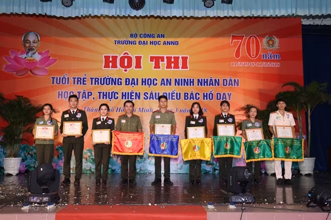 Trường Đại học ANND trao giải cho các đội thi