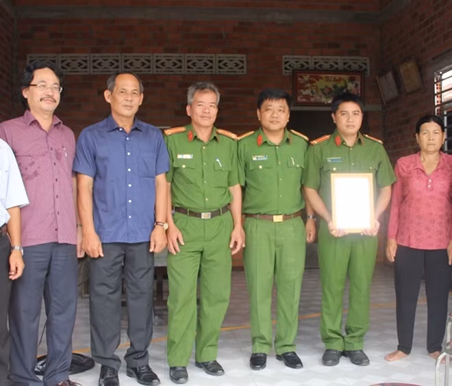 Các đại biểu chụp ảnh lưu niệm với gia đình Trung úy Phạm Quốc Dương