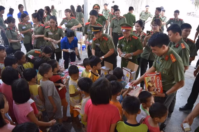 Cán bộ, học viên tận tình hỏi thăm, tặng quà cho người nghèo