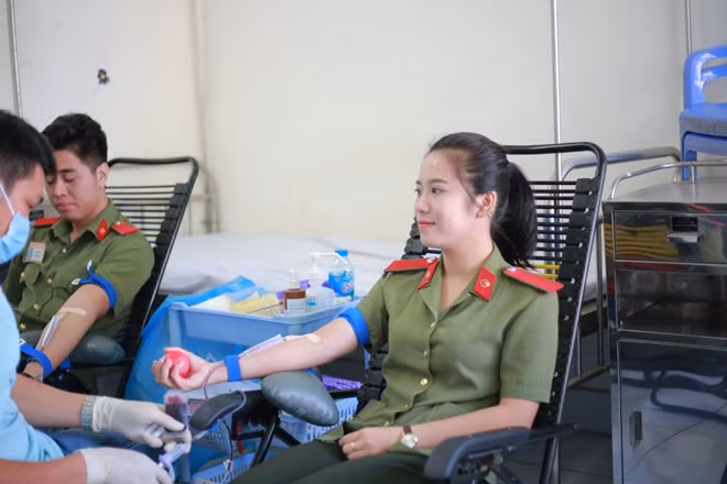 Các sinh viên tích cực hiến máu vì đồng đội thân yêu