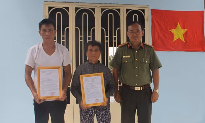 Công an Tây Ninh tặng nhà đại đoàn kết cho 2 người dân