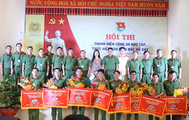 Ban tổ chức trao giải cho các đội tham gia