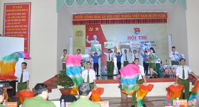 Các đội thi tranh tài sôi nổi