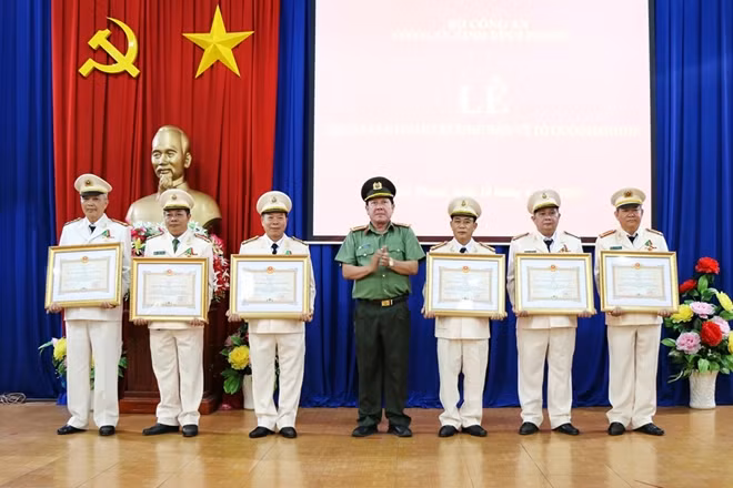 Các cá nhân được trao tặng Huân chương Bảo vệ Tổ quốc hạng Ba
