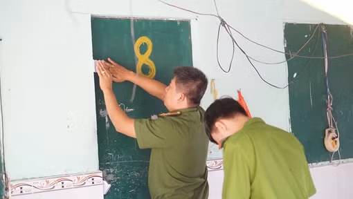 Hiện trường như đánh bom vụ nổ hầm cầu làm vợ chồng và hai con bị thương