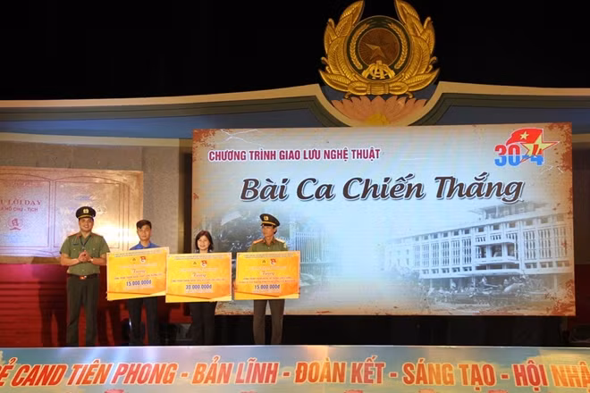 Đoàn Thanh niên Bộ Công an trao tặng các công trình thanh niên