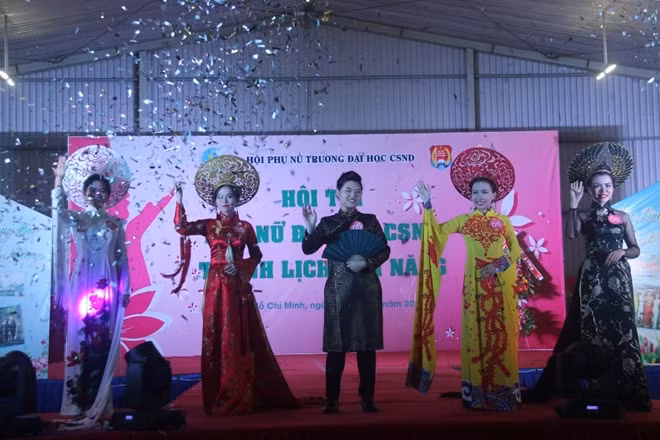 Các thí sinh trình diễn trang phục ấn tượng tại Hội thi