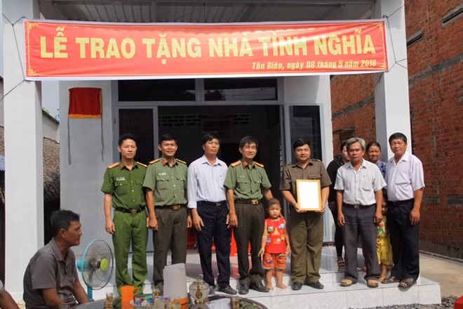 Đại tá Nguyễn Anh Tuấn cùng các đại biểu chụp ảnh lưu niệm