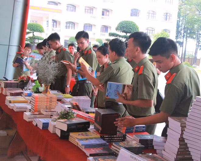 Các sinh viên say sưa đọc và giao lưu với tác giả viết sách