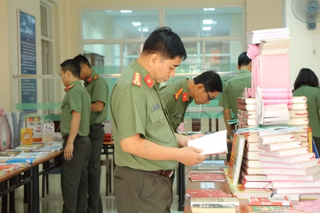 Cán bộ, giảng viên, công nhân viên, học viên tích cực đọc sách