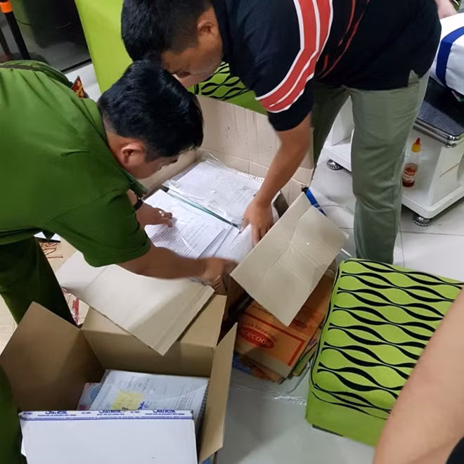 Cán bộ điều tra thu giữ tang vật của vụ án