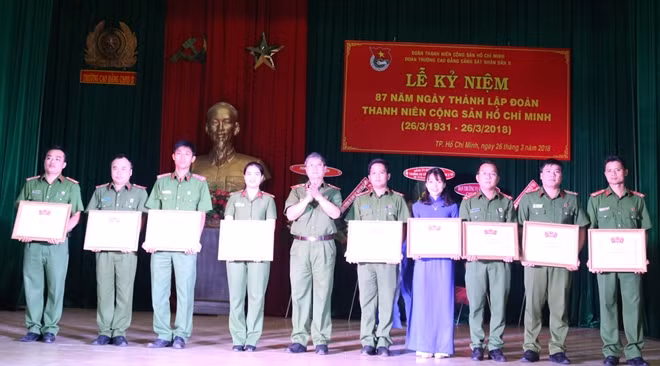 Các tập thể, cá nhân được khen thưởng